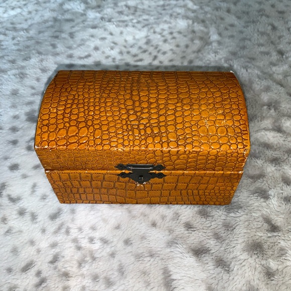 Vintage Very Small Jewelry or Treasure Box Velvet Lined - Picture 2 of 5